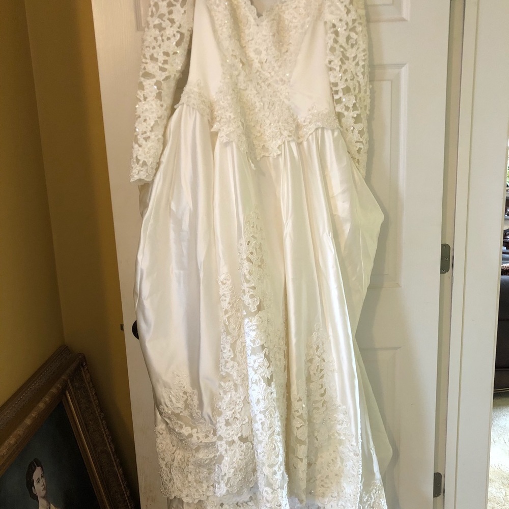 Stunning Satin long Sleeve Wedding Dress